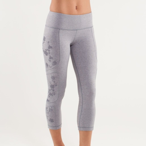 lululemon athletica Pants - Lululemon Hold Me Close Crop Size 6 Silicone Grip